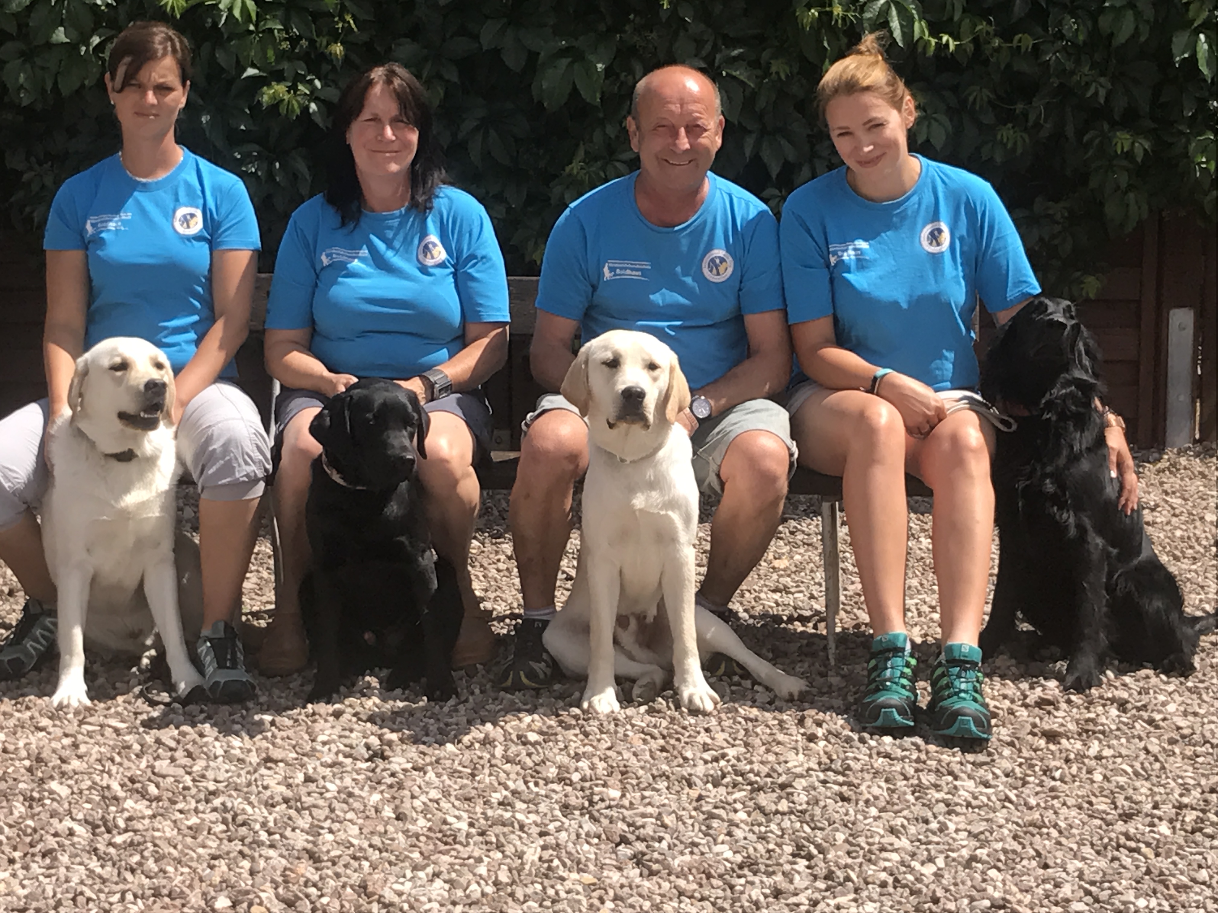 Gruppenbild der Blindenführhundschule Gunter Boldhaus mit 4 Hunden